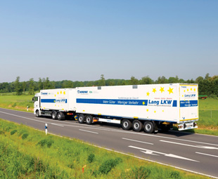 Long trucks, which have reduced CO2 output per tonne transported by up to 25 percent in field trials in Germany, would be kinder on the environment than mandatory CO2 limits.