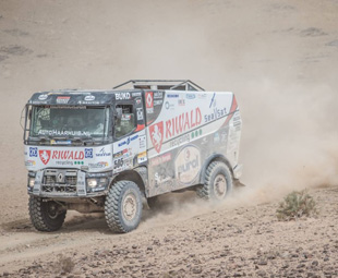 Renault takes the desert by storm