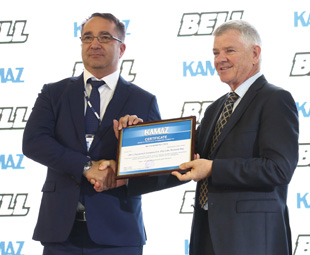 Director general of KAMAZ Foreign Trade Company, Raphael Gafeev, presents Bell Equipment chief executive, Gary Bell, with the certificate to officially commemorate the appointment of Bell Equipment as the southern African distributor of KAMAZ trucks.