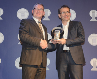 Pierre Lahutte, Iveco brand president, received the award from Jarlath Sweeney, chairman of the International Van of the Year jury.